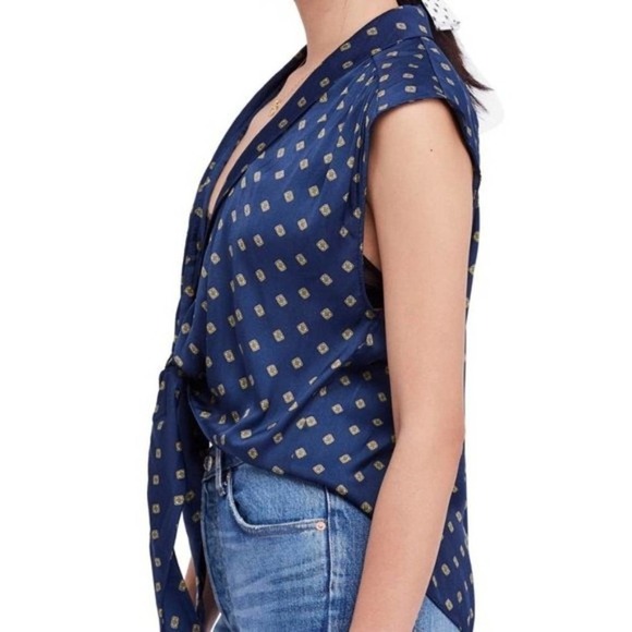 Free People Mornings In Marrakesh Diamond Print V-Neck Tie Waist Hi-Low Top Blue - Picture 2 of 8